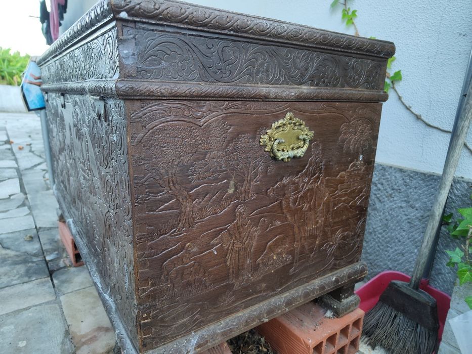 Arca de madeira com detalhes