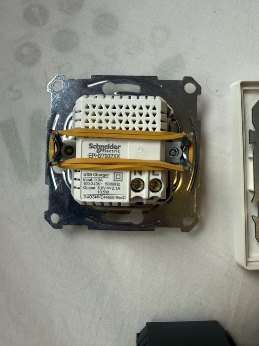 Schneider Eletric - Tomada USB / Controlo Estore / Regulador de Luz