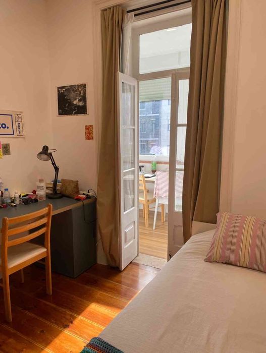 Quartos para estudante universitária, junto ao metro de Arroios, Praça do Chile. Fazemos contrato de arrendamento e emitimos fatura recibo