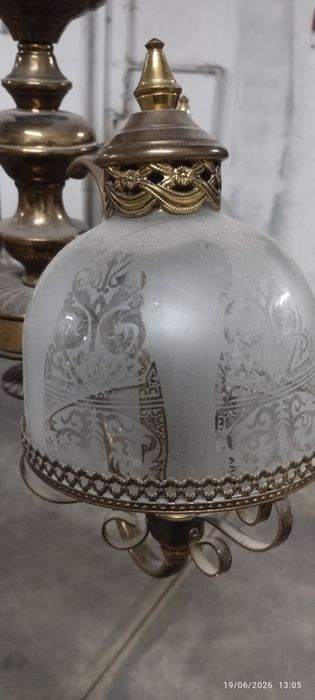 Candeeiro de tecto em latão. Em Loulé.