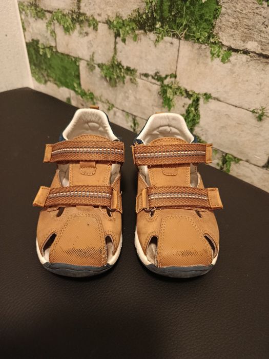 Sandały w rozmiarze 25