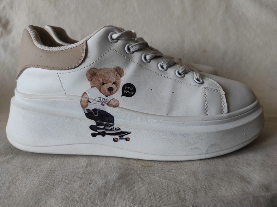 Sneakersy białe damskie z misiem na platformie nr 41