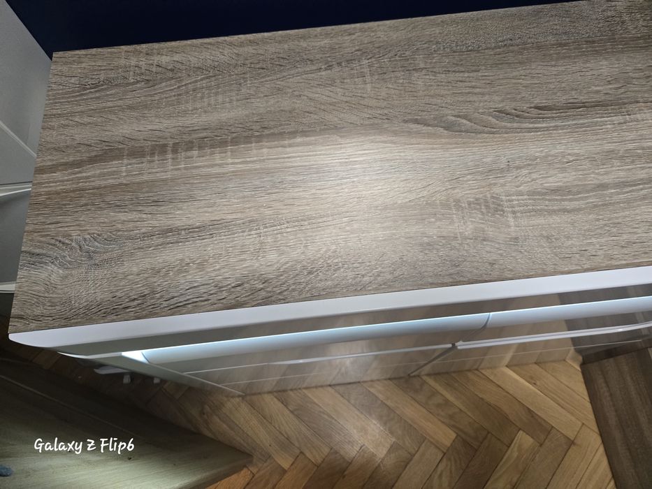 Biała komoda połysk ze światłem led