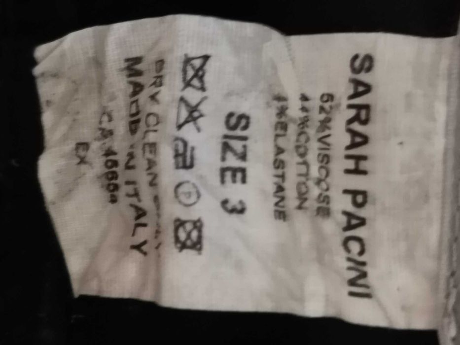 Жіночі брюки чорного кольору.