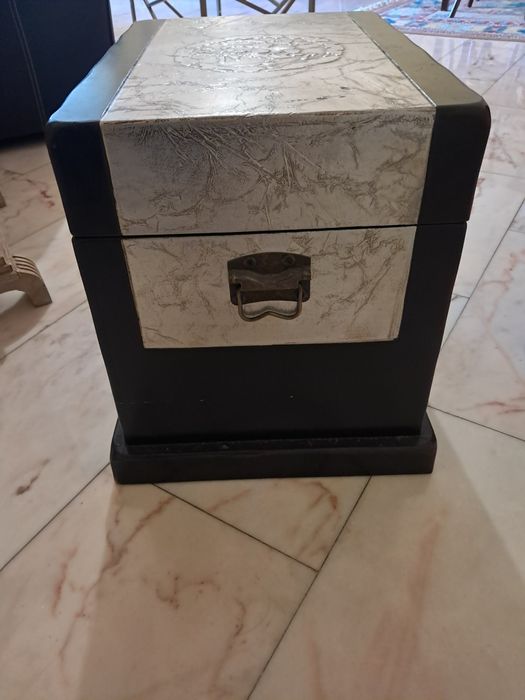 Arca pequena em madeira preta