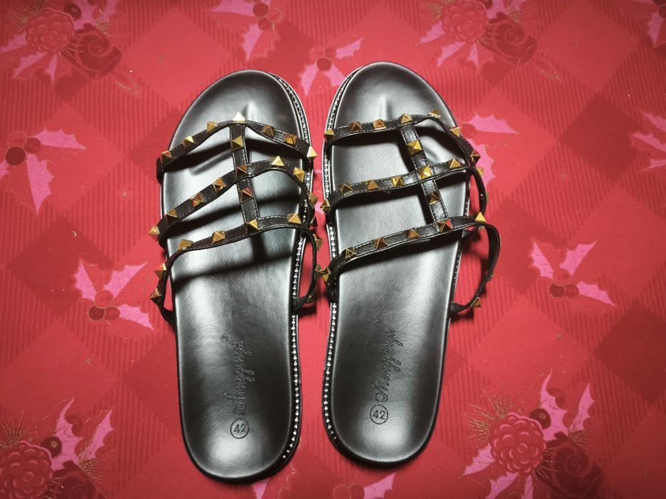 Sandálias elegantes com tachas douradas 42