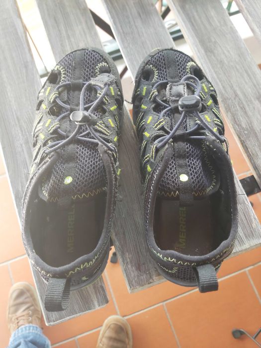 Sandálias em bom estado.