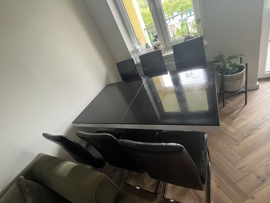 Stół  rozkładany i krzesła