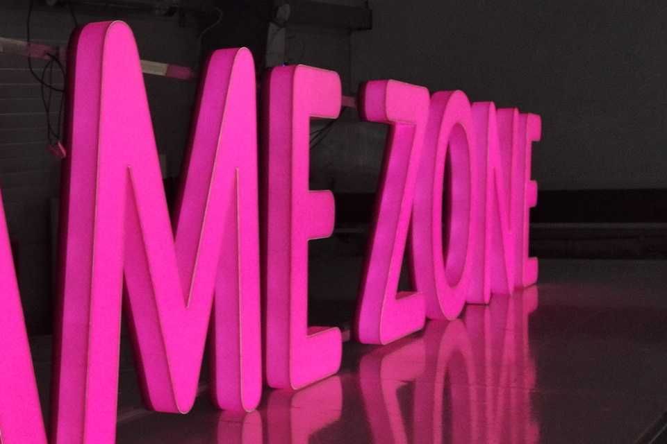 Litery przestrzenne 3D Blokowe LED Logo podświetlane Kaseton Pylon