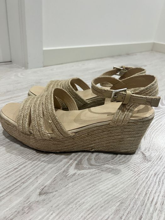 Sandália com cunha