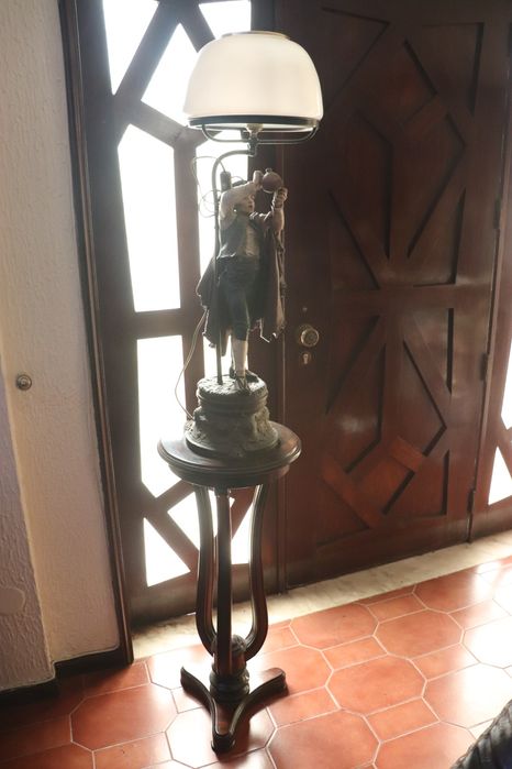 Candeeiro de pé antigo