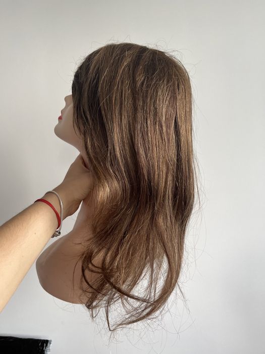 Brazowa peruka wlosy naturalne z grzywka