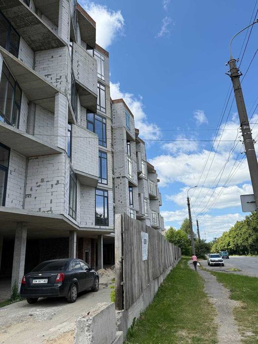 Фасад на активну вулицю. Відкрита площа. Ремонт під потреби орендаря