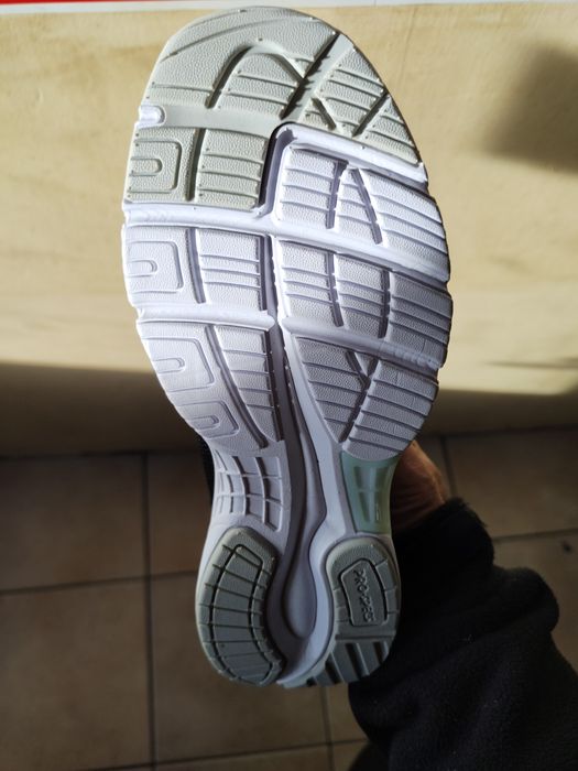 Nowe firmowe buty sprzedam