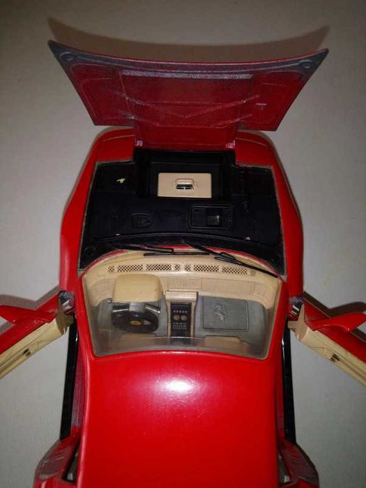 Miniatura Ferrari 348, escala 1/18