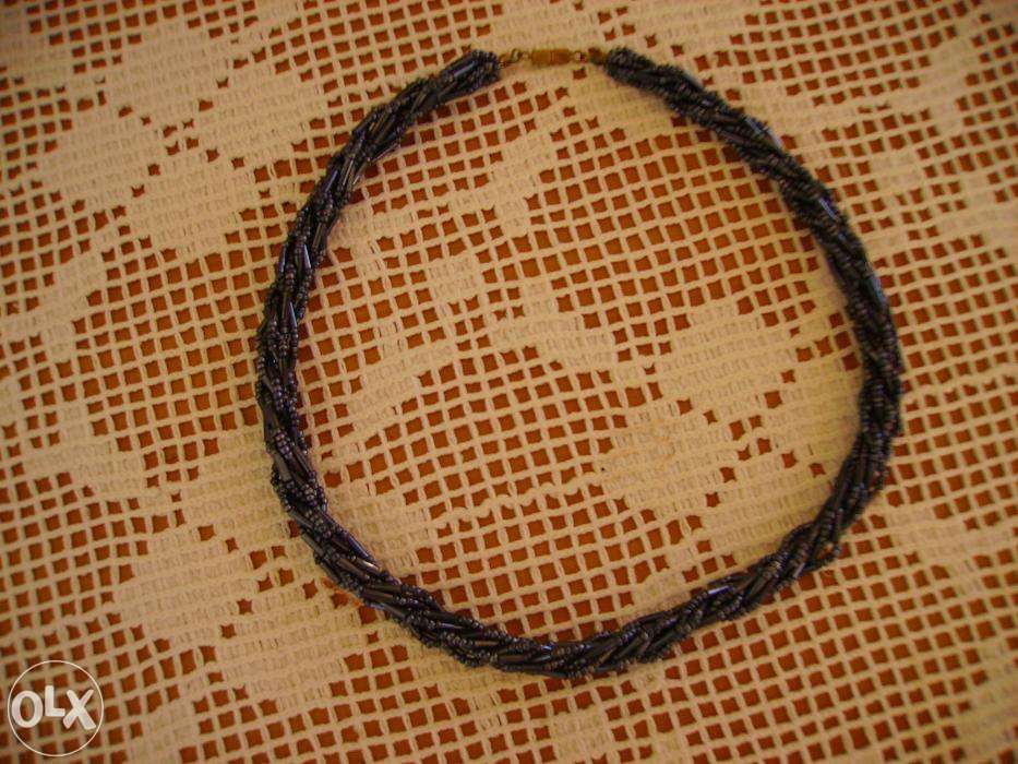 Colar cinzento, muito feminino e bonito! Como novo!