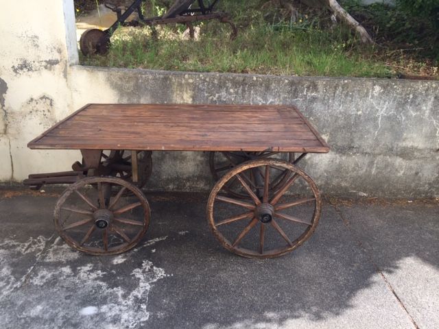 Carroça antiga em madeira