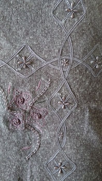 Sweter półgolf fioletowy melanż z angory z ozdobną aplikacją