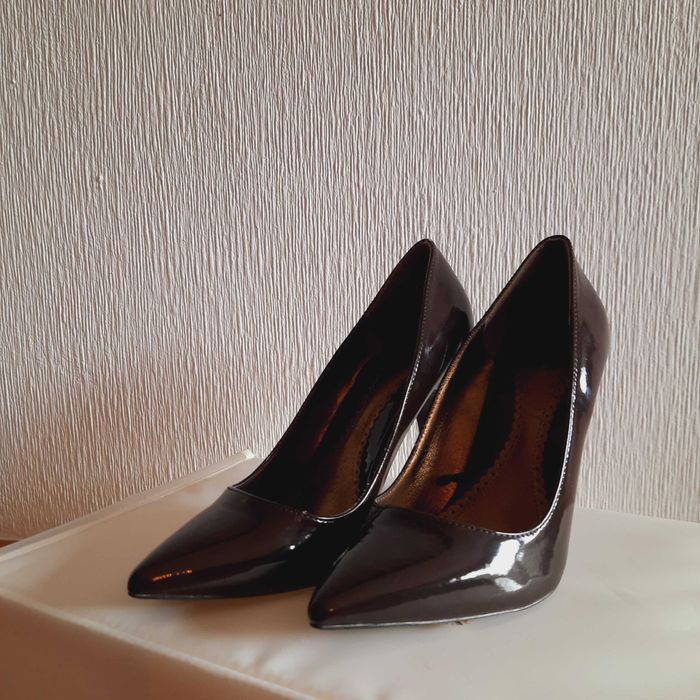 Sapatos salto alto, castanhos