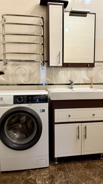 Продається двох поверхова квартира