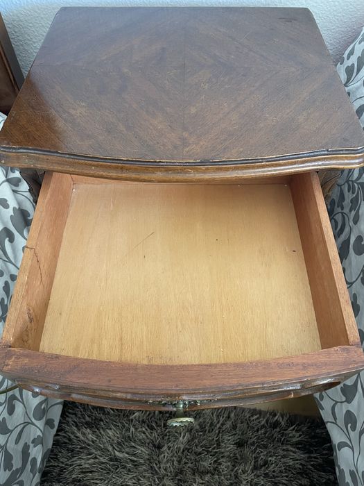 Mesa de Cabeceira em madeira com 2 gavetas