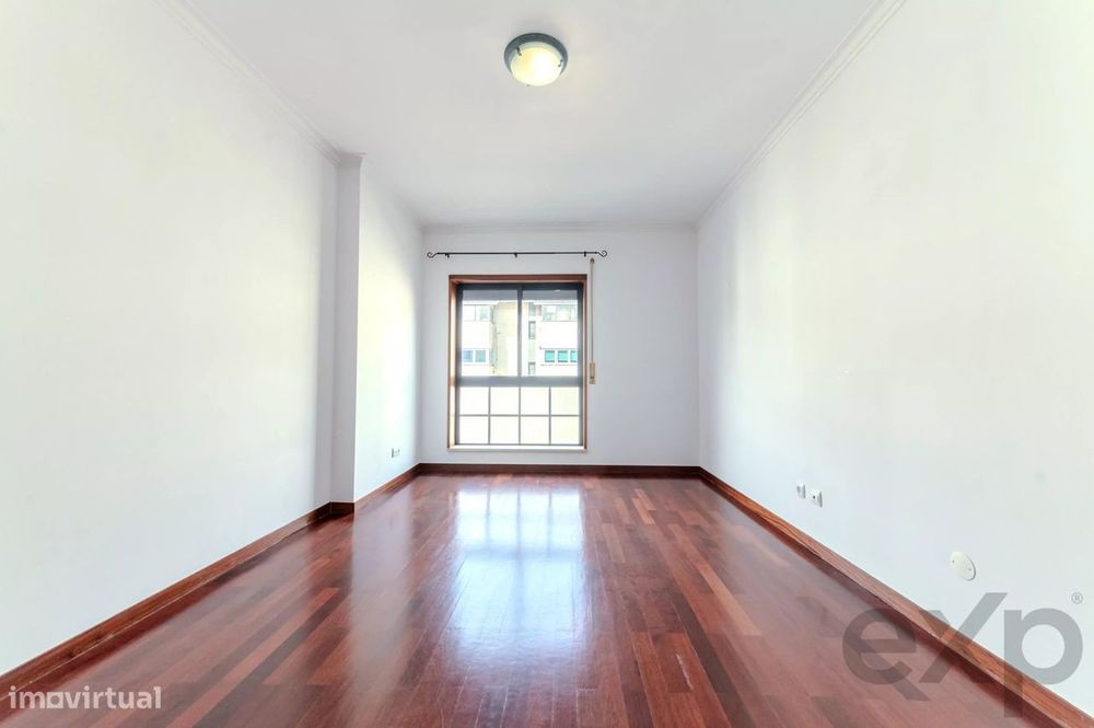 Apartamento T2  remodelado, varandas com vista desafogada, arqueamento