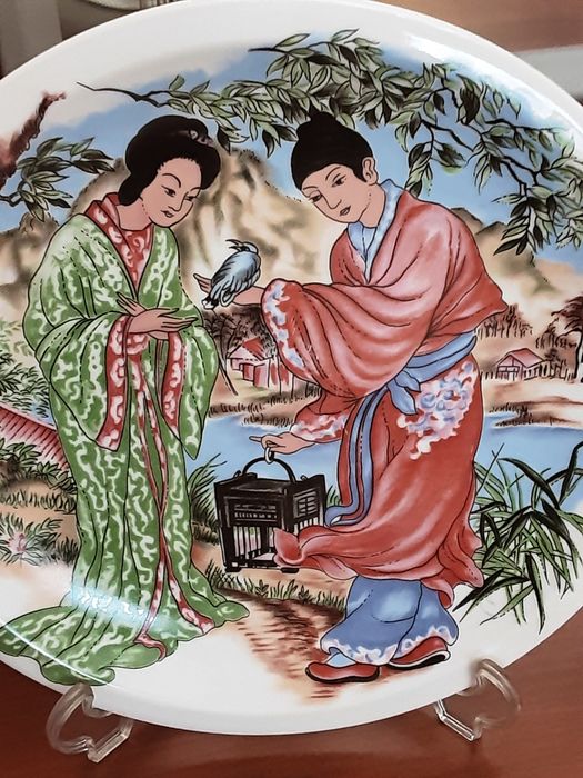 Prato em cerâmica pintado à mão  motivo japonesas