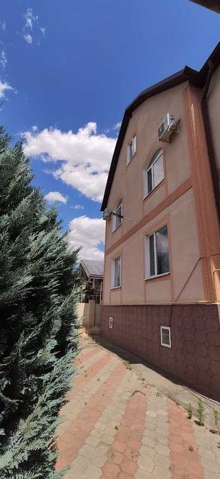Продам будинок в Лісках з меблями та технікою на ділянці 9 соток