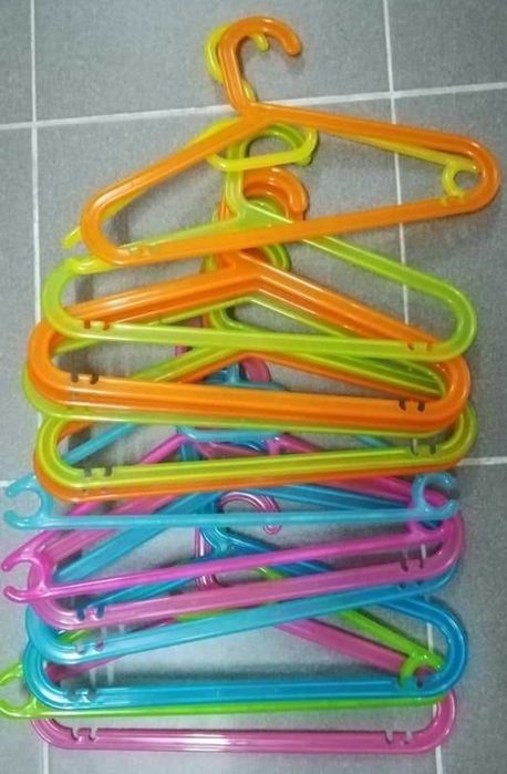 Banheira para bébé + cabides para roupa de criança