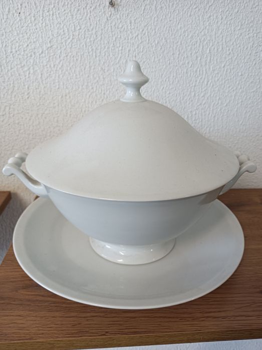 Terrina com prato em porcelana branca