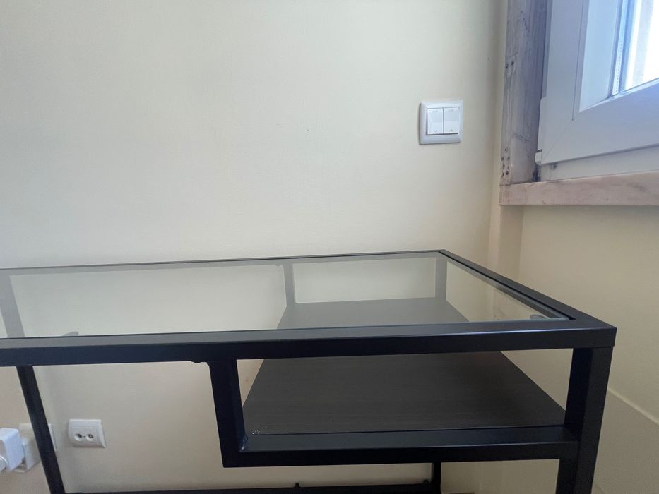 Mesa para portátil IKEA VITTSJÖ preta – excelente estado
