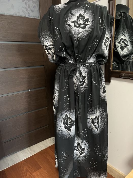 Cienka sukienka czarna w biale kwiaty