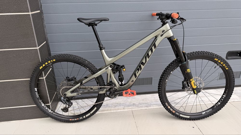 Pivot Firebird 2022 – Öhlins RXF38 + TTX2