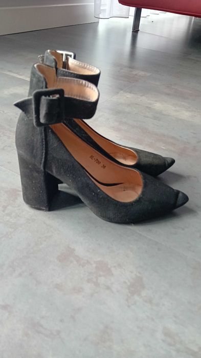 Czarne buty na obcasie rozmiar 36