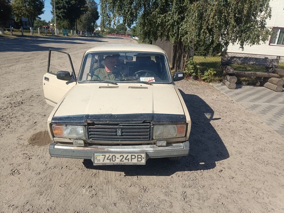 продаж легкового автомобіля ВАЗ 2107