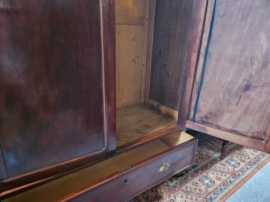 Roupeiro muito antigo de duas portas mais gaveta - Bom estado geral