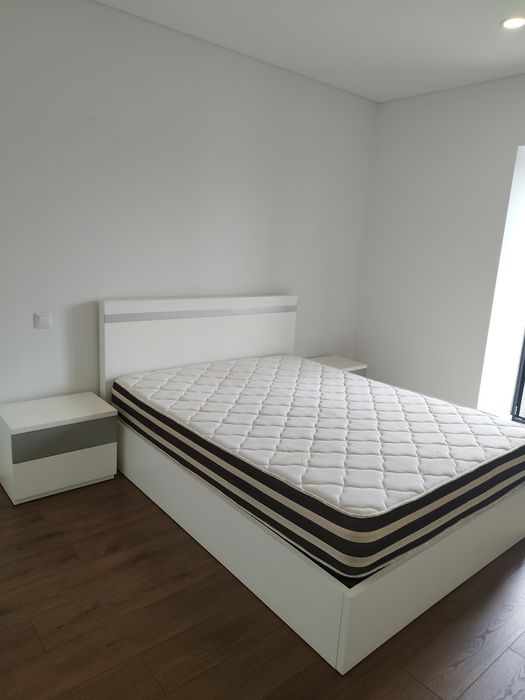 Cama Casal + Colchão + mesas de cabeceira