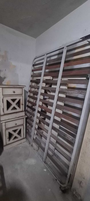 Cama de casal usada c/ 2 mesas de cabeceira