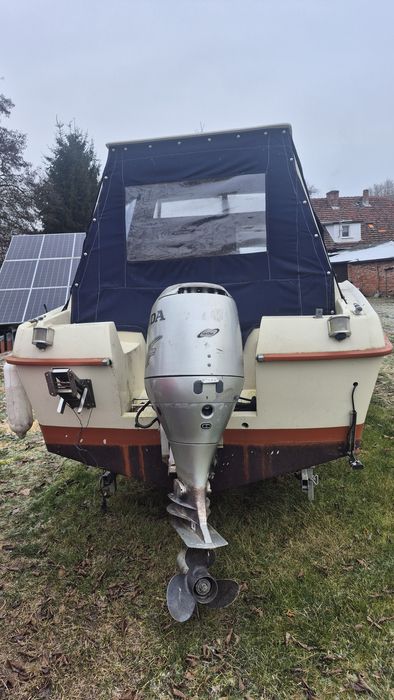 Łódź z silnikiem i przyczepka