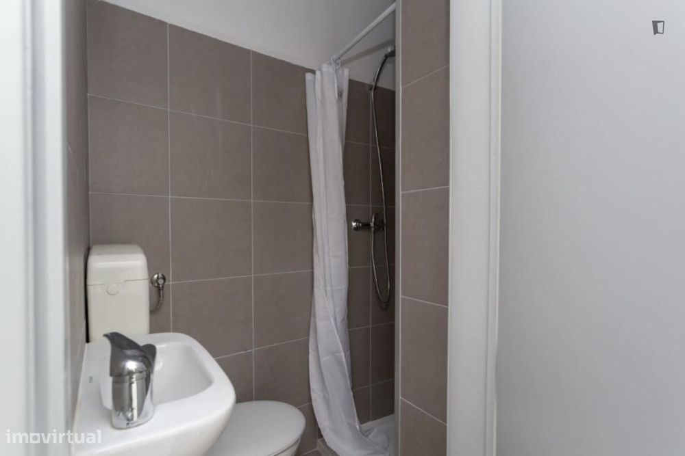 Apartamento com 5 quartos - localizado em Anjos Lisbon
