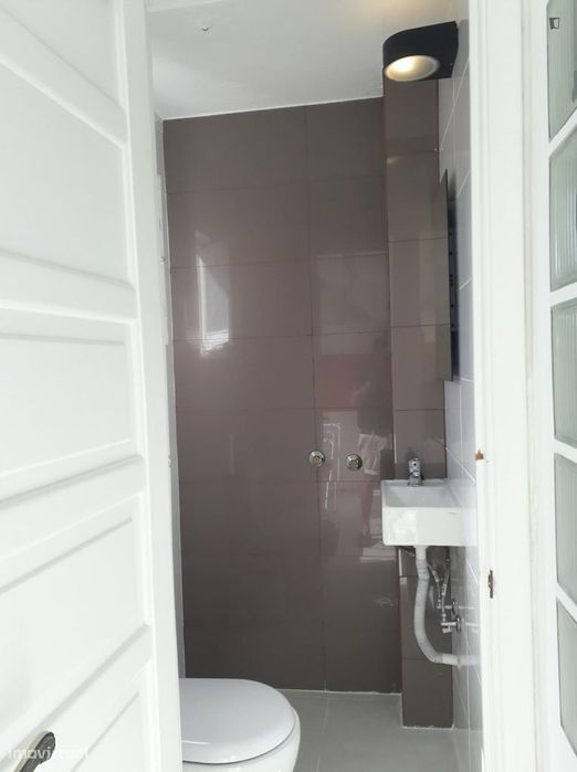 Quarto - localizado em Oeiras Lisbon