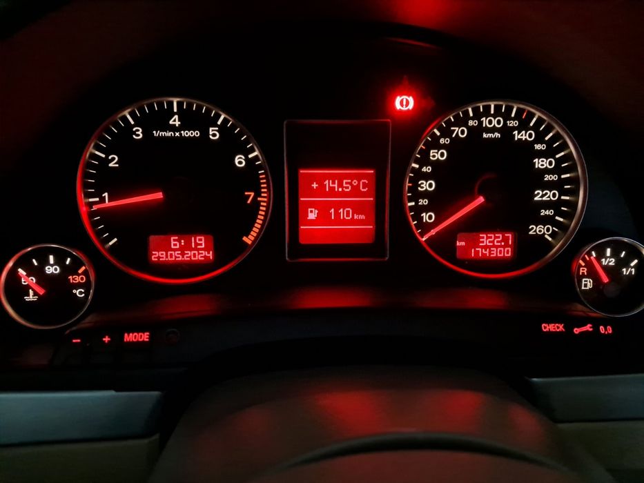 Панель приборів щиток приборов   Audi A4 B7