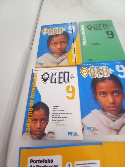 Livros e cadernos de exercícios geografia 9° ano