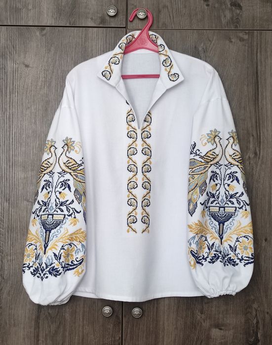 Сорочка-вишиванка з жовто-блакитним малюнком (ручна робота/М)