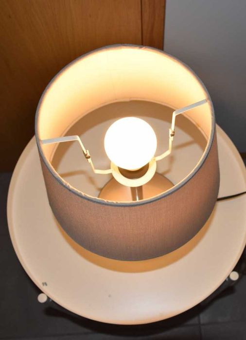 Candeeiro elétrico de mesa, em metal de boa qualidade