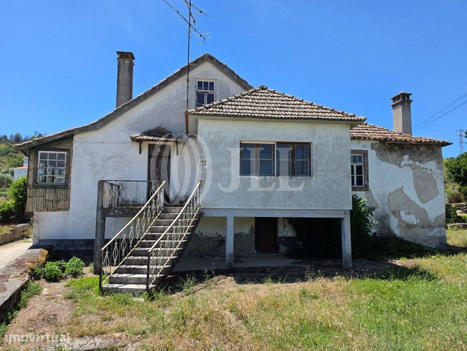 Moradia T2, para reabilitação, em Selores, Bragança