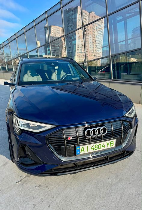 Аudi e-tron S 370 2022 року