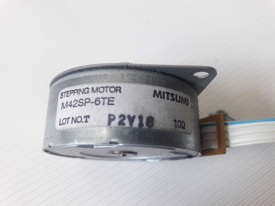 Шаговый двигатель Mitsumi M42SP-6TE, б/у.
