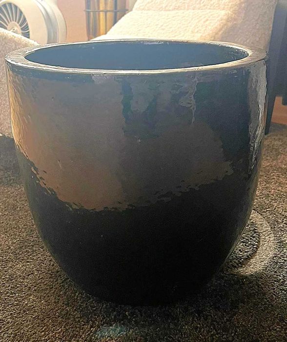 Vaso Preto Cerâmica – Efeito Martelado Brilhante