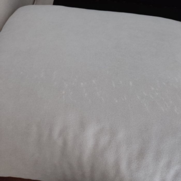 Sofá 2 lugares
Capa dos assentos e almofadas removíveis 
Medidas: 1.87